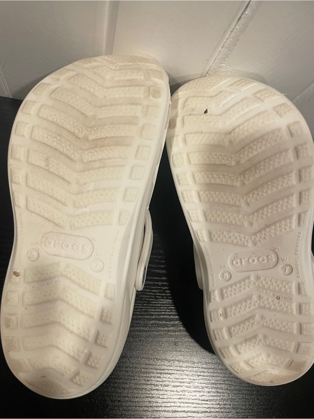 CROCS unisex Classic Clogs in White size M6/W7 - Picture 4 of 10